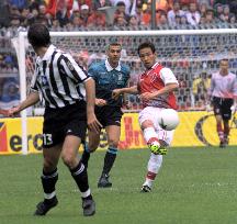 Nakata scores two goals in debut match in Italy